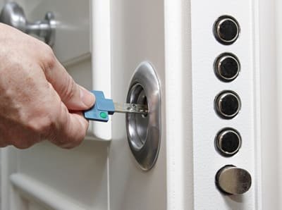 Специалист открывает сложную дверь